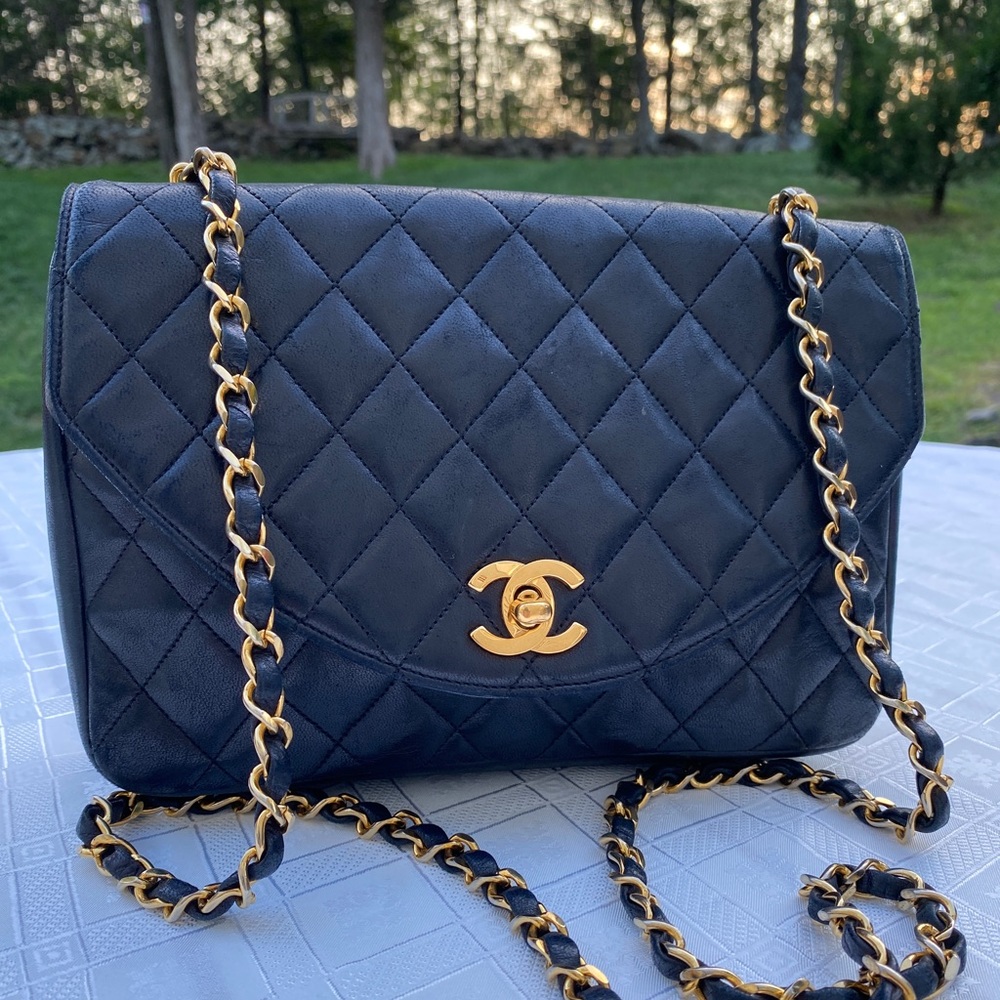 CHANEL Black Quilted Shoulder Bag with Gold Chain